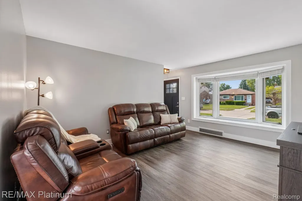 32021 Grandview Avenue Westland City MI 48186
