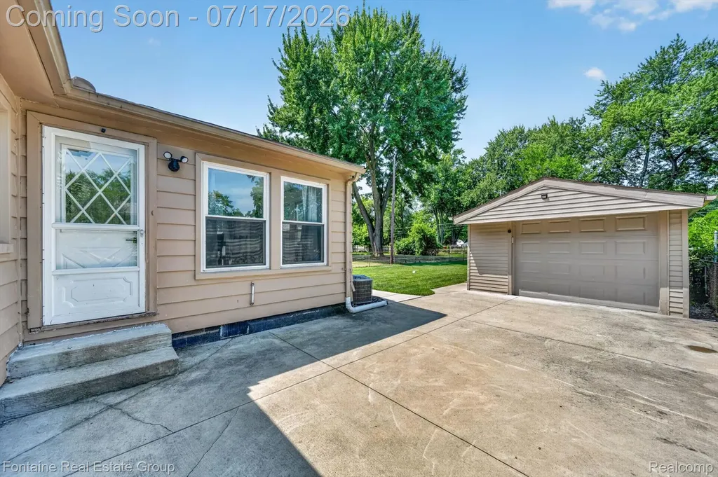 15101 Sunbury Street Livonia City MI 48154
