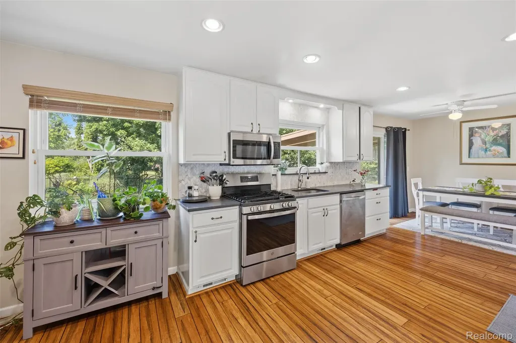 19415 Bainbridge Avenue Livonia City MI 48152