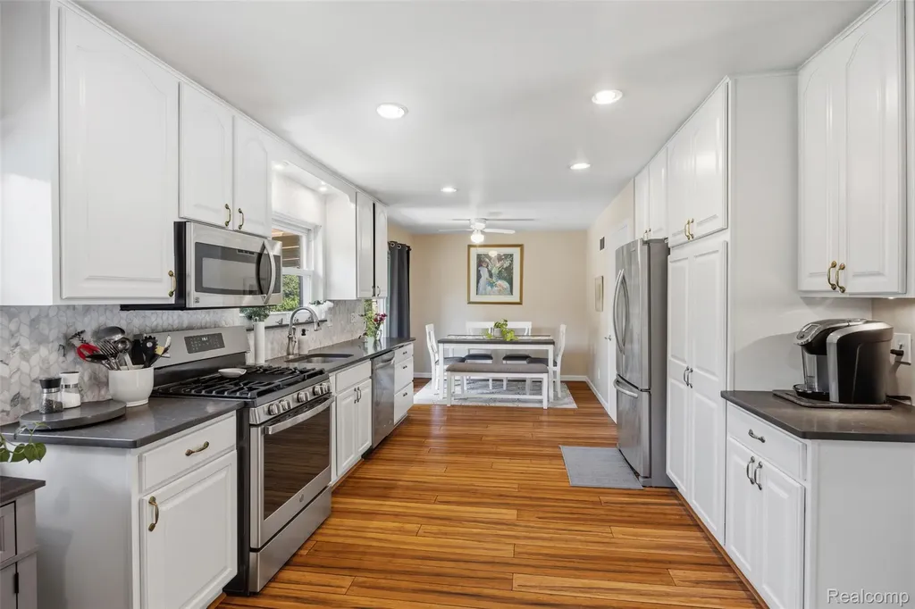 19415 Bainbridge Avenue Livonia City MI 48152