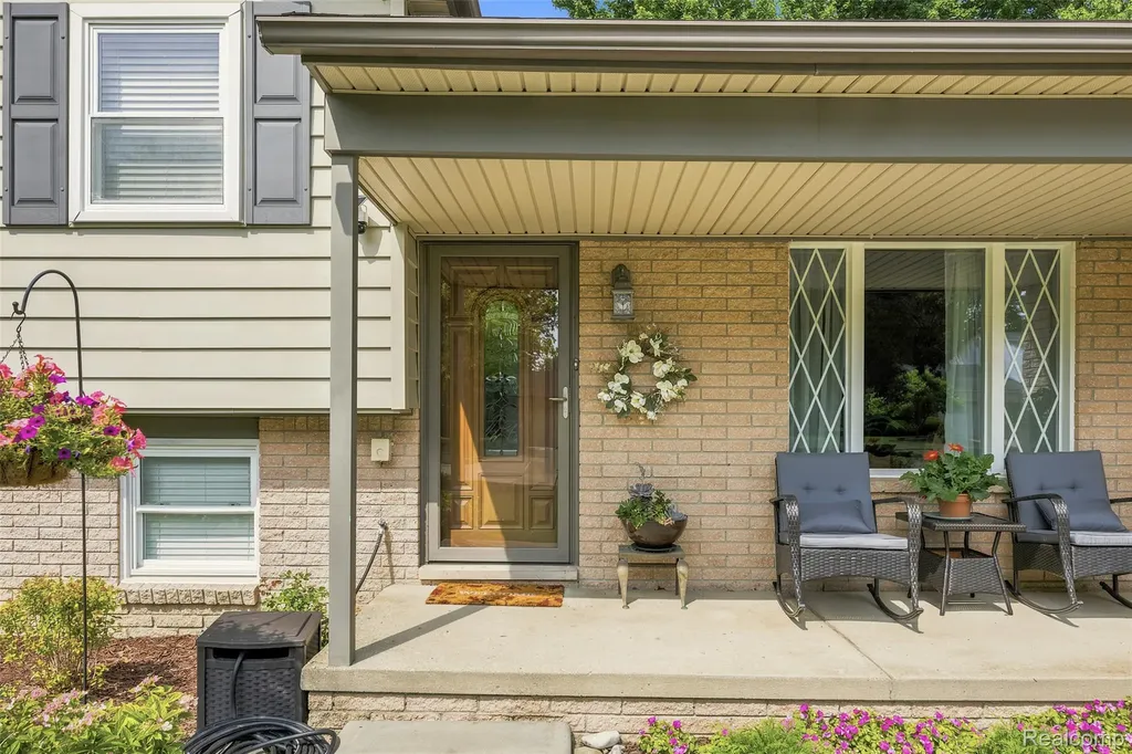 19415 Bainbridge Avenue Livonia City MI 48152