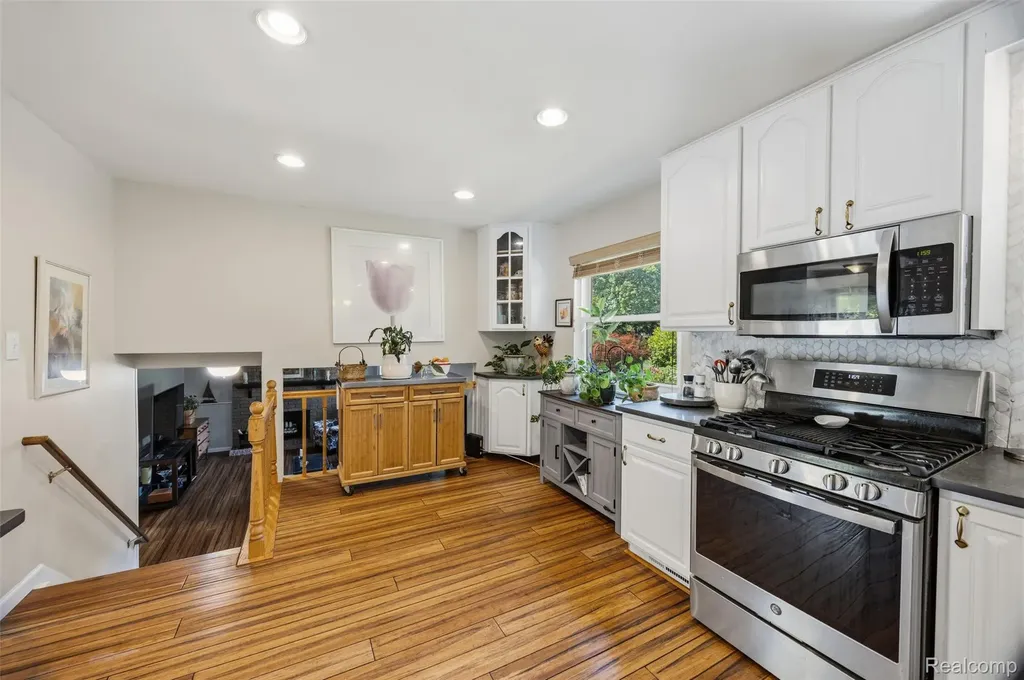 19415 Bainbridge Avenue Livonia City MI 48152