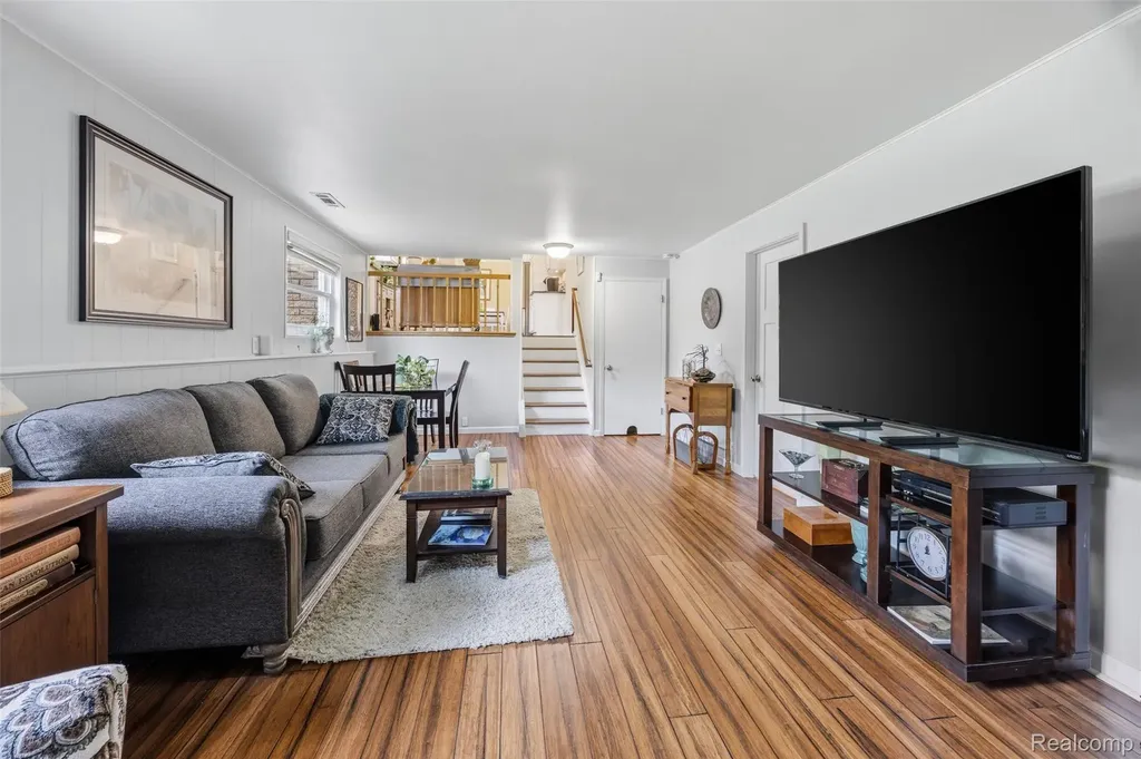 19415 Bainbridge Avenue Livonia City MI 48152