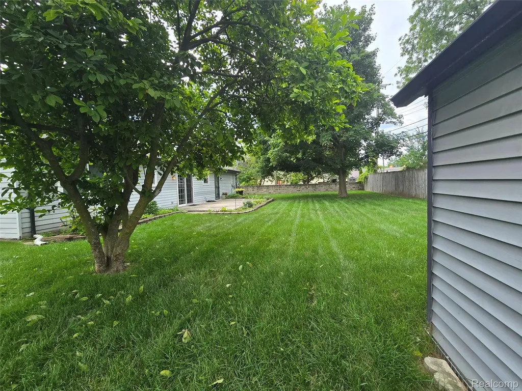 21411 Jefferson Street Farmington City MI 48336