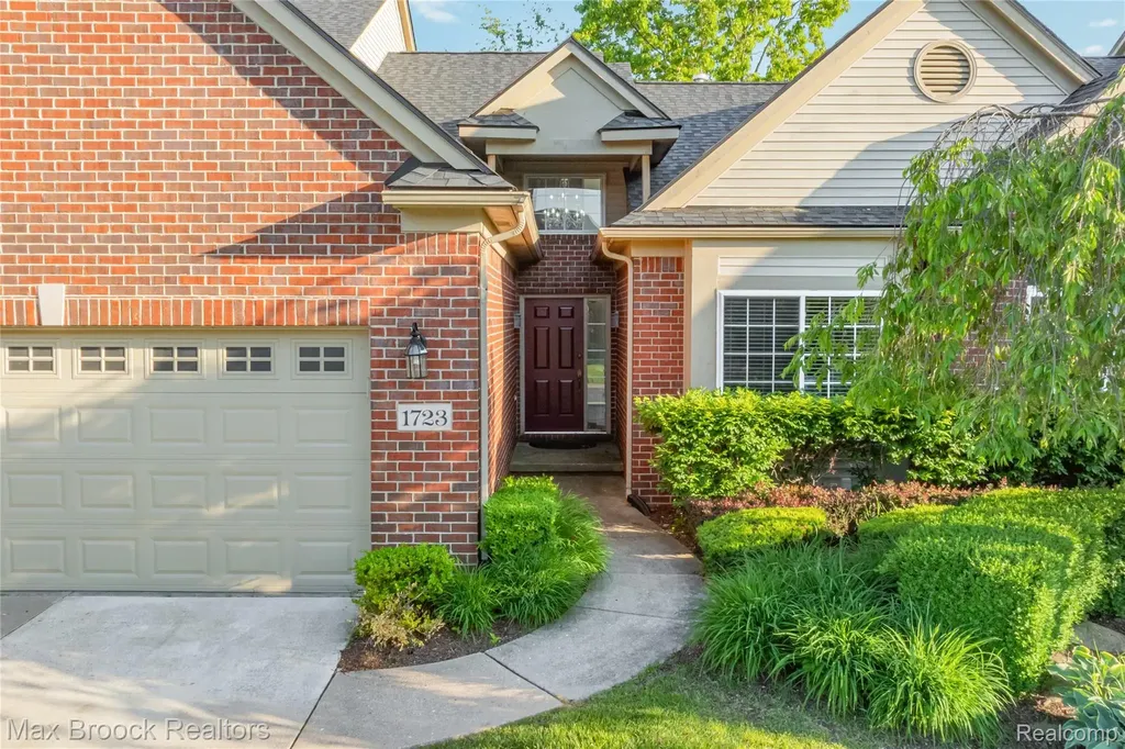 1723 Pine Forest Drive Commerce Charter Township MI 48390