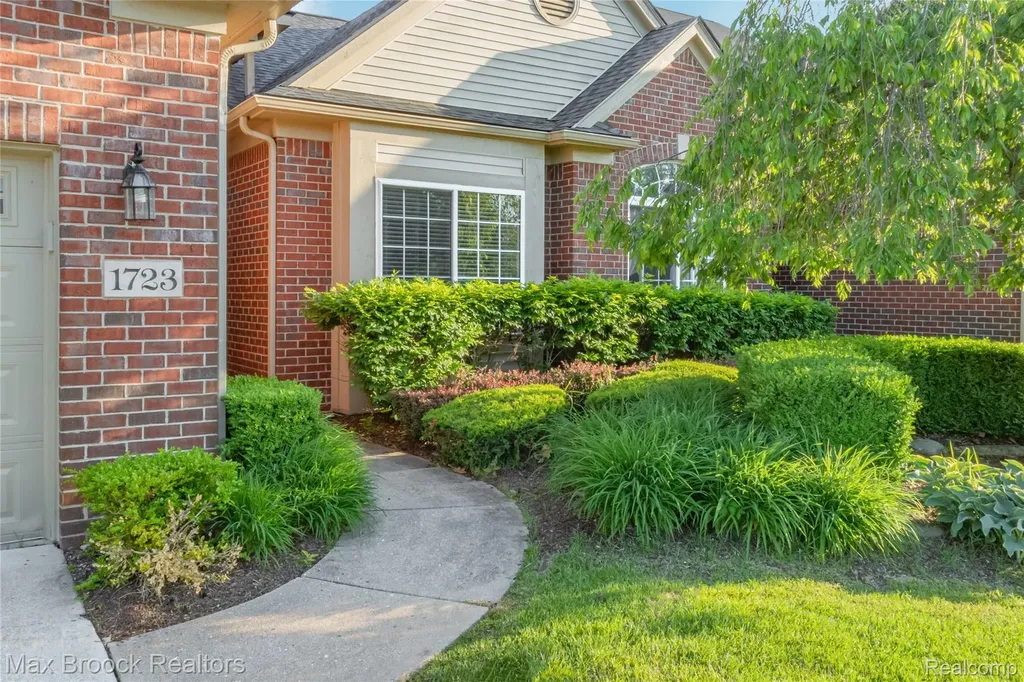 1723 Pine Forest Drive Commerce Charter Township MI 48390