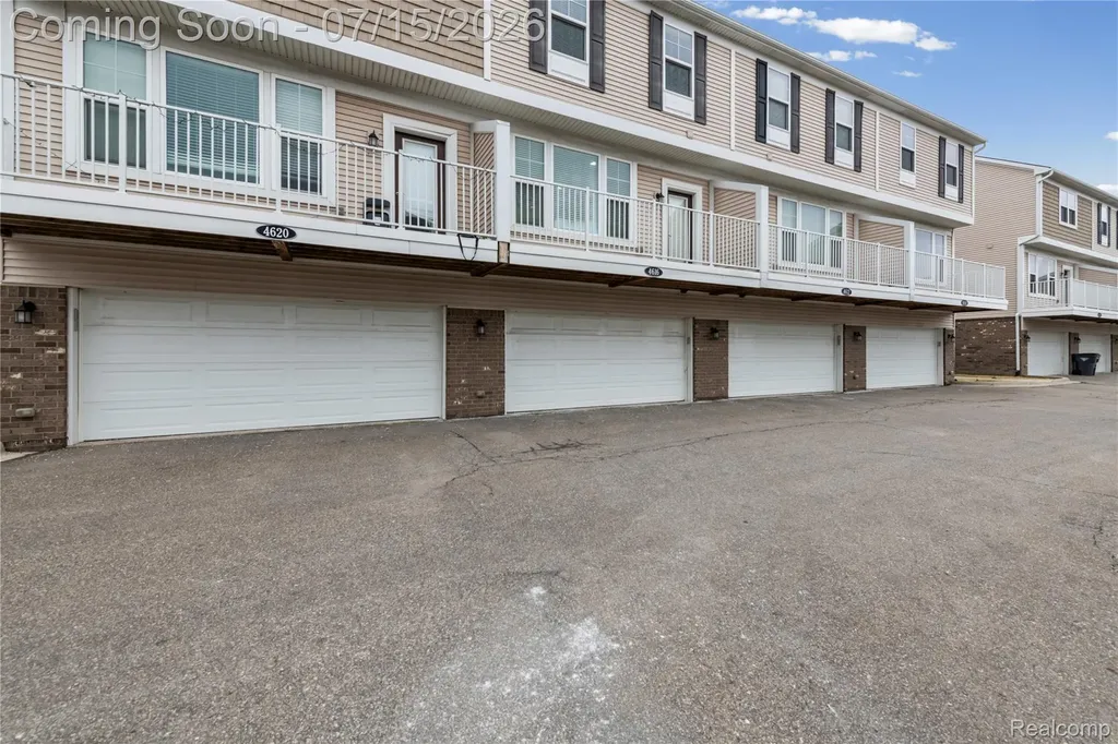 4616 Bradley Circle Troy City MI 48085