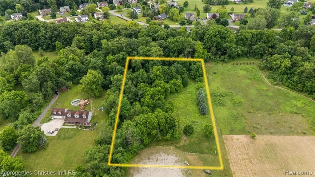 22150 Donnas Drive Lyon Charter Township MI 48178