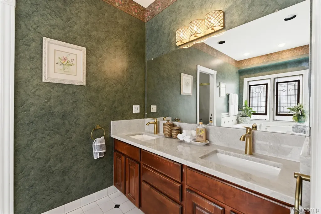 28690 Wintergreen Court Farmington Hills City MI 48331