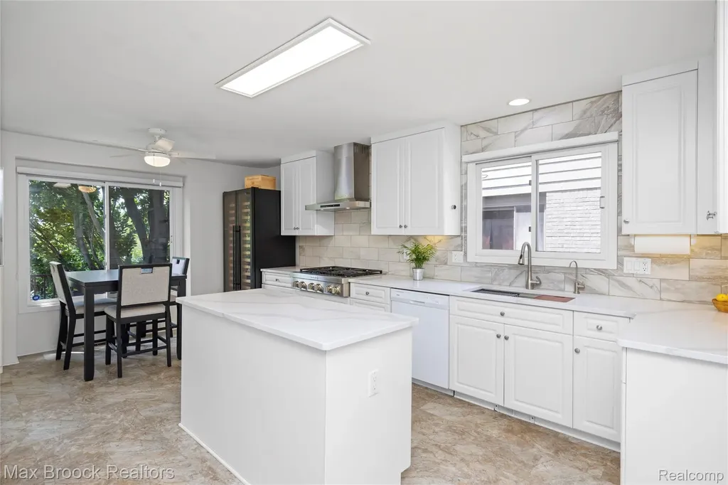 4860 Lagoons Circle West Bloomfield Charter Township MI 48323