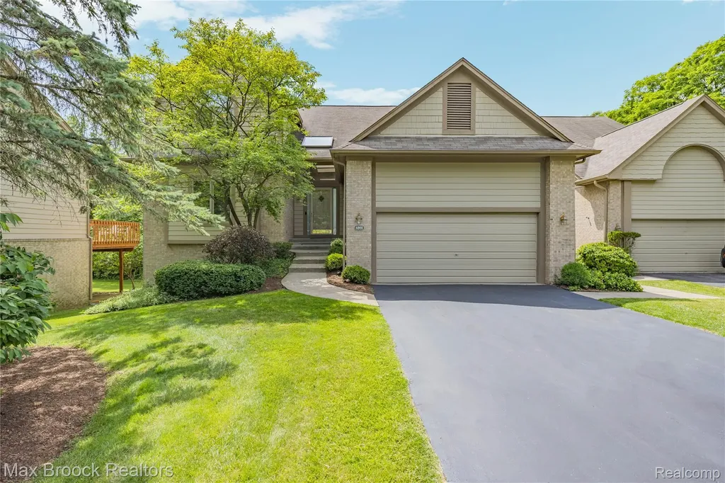 4860 Lagoons Circle West Bloomfield Charter Township MI 48323