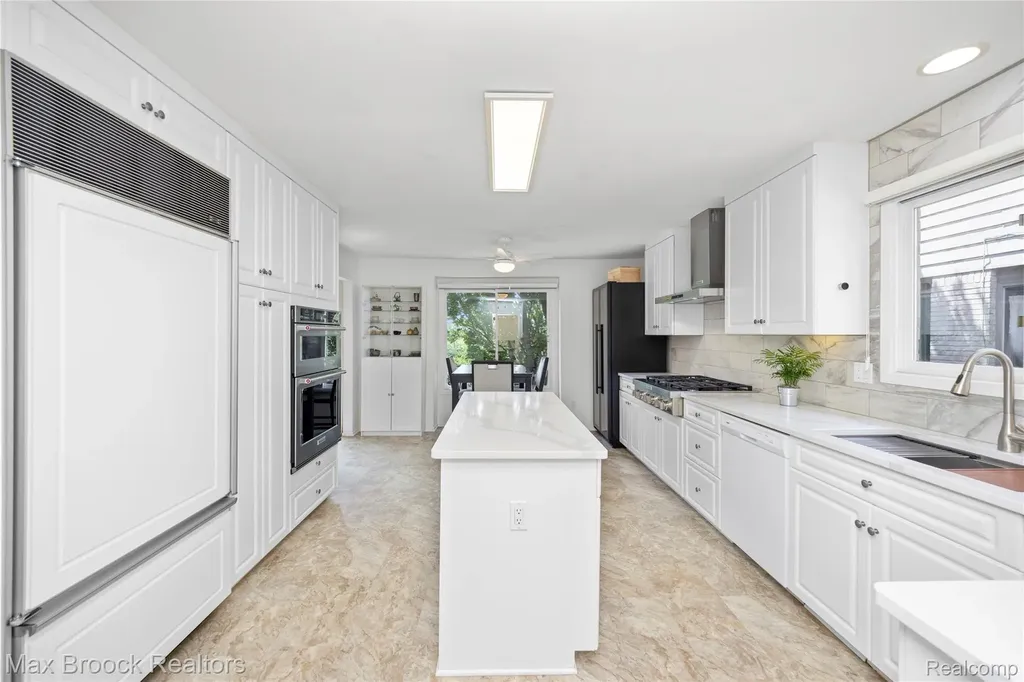 4860 Lagoons Circle West Bloomfield Charter Township MI 48323