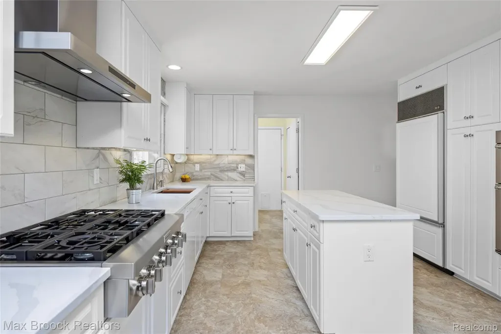 4860 Lagoons Circle West Bloomfield Charter Township MI 48323