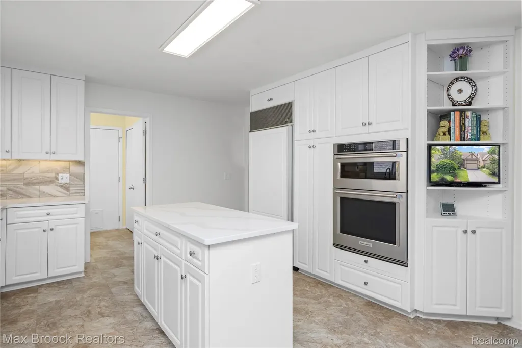 4860 Lagoons Circle West Bloomfield Charter Township MI 48323