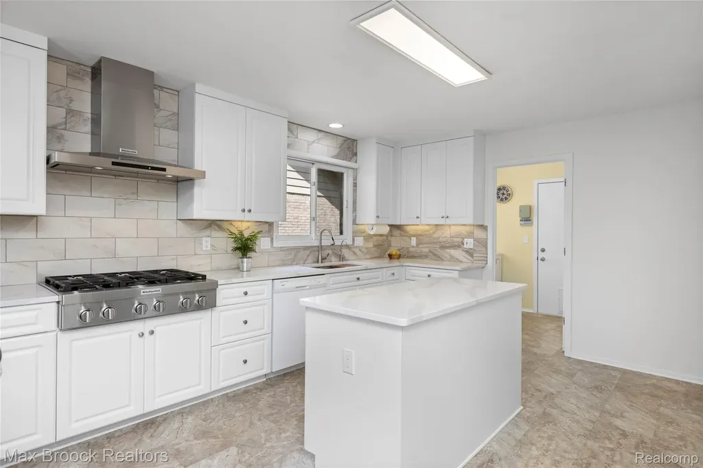 4860 Lagoons Circle West Bloomfield Charter Township MI 48323