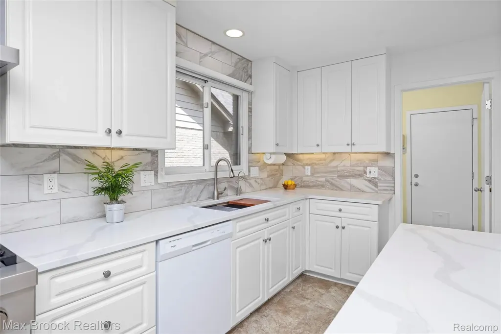 4860 Lagoons Circle West Bloomfield Charter Township MI 48323