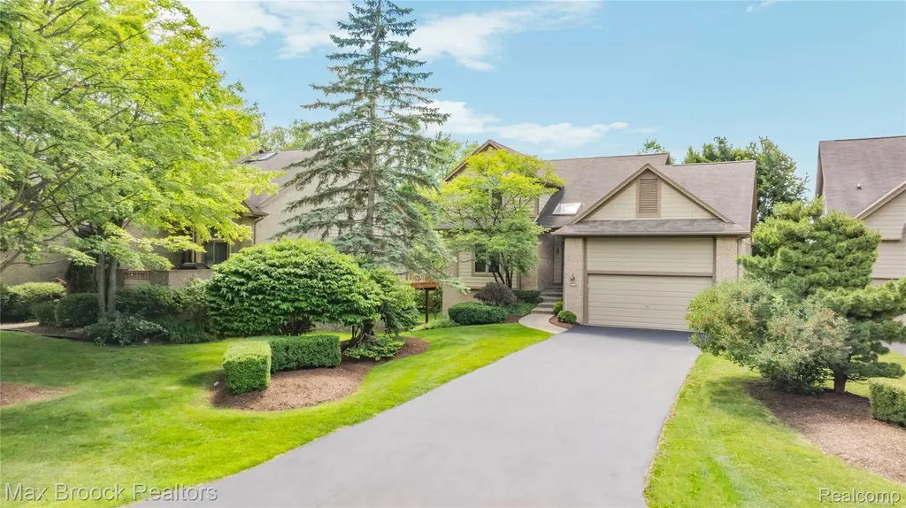 4860 Lagoons Circle West Bloomfield Charter Township MI 48323