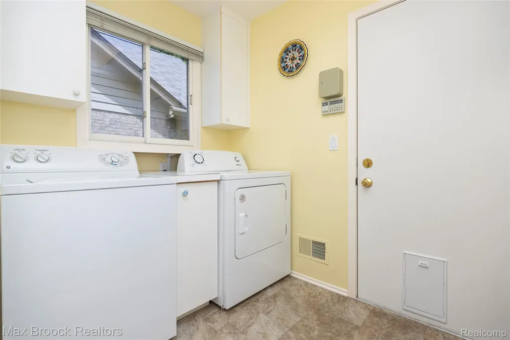 4860 Lagoons Circle West Bloomfield Charter Township MI 48323
