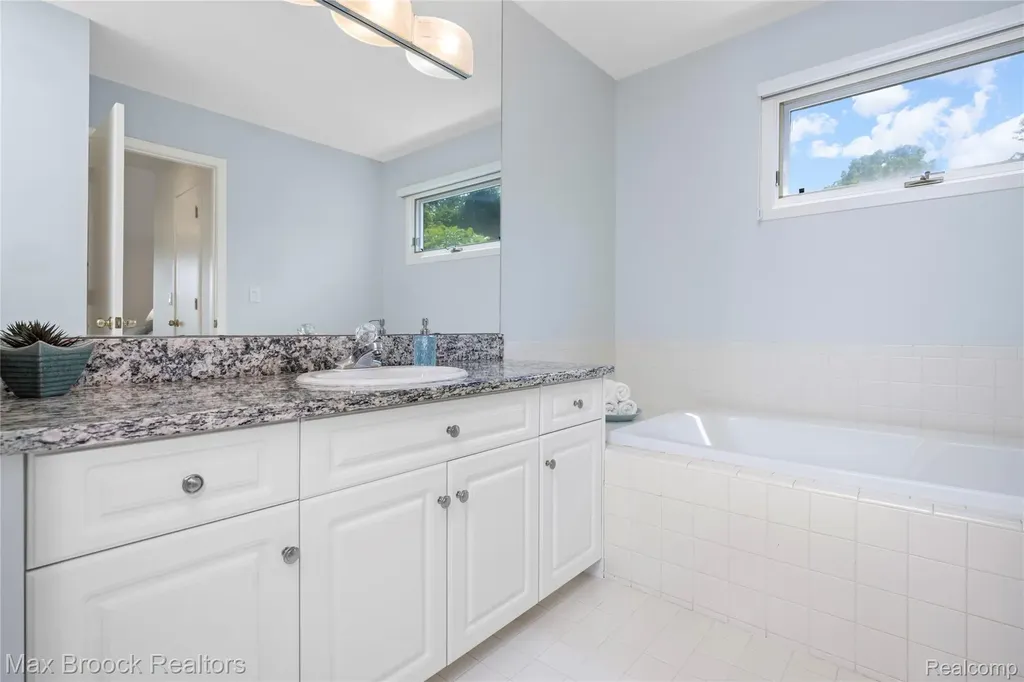 4860 Lagoons Circle West Bloomfield Charter Township MI 48323