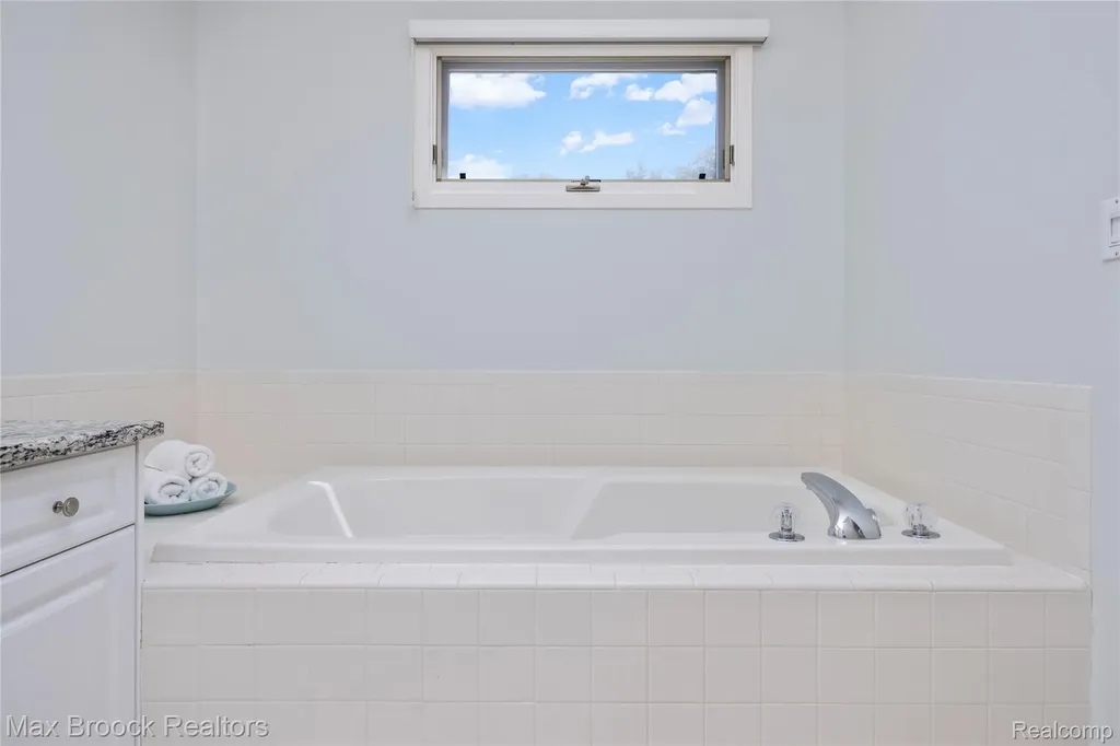 4860 Lagoons Circle West Bloomfield Charter Township MI 48323