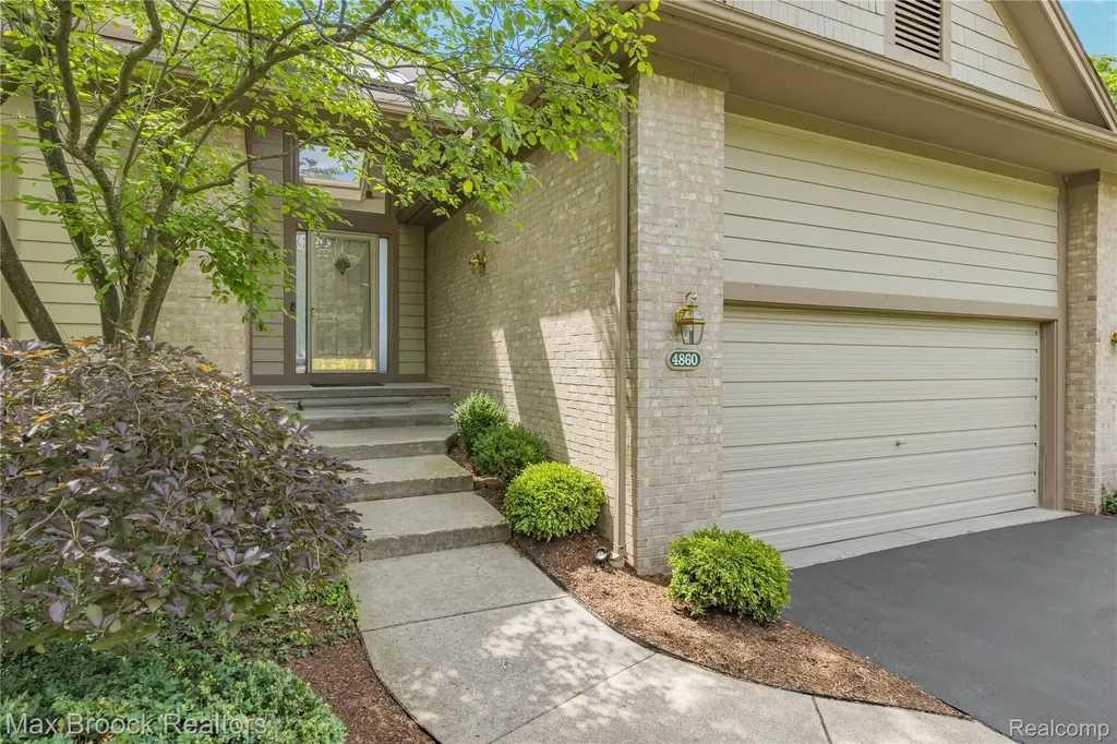 4860 Lagoons Circle West Bloomfield Charter Township MI 48323