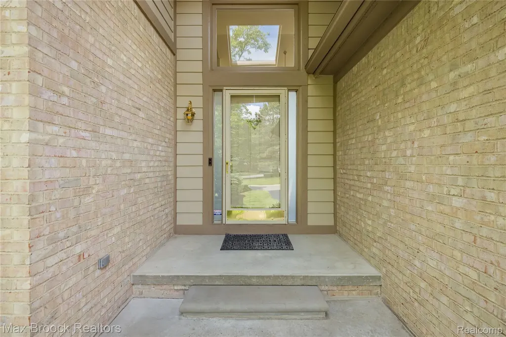 4860 Lagoons Circle West Bloomfield Charter Township MI 48323