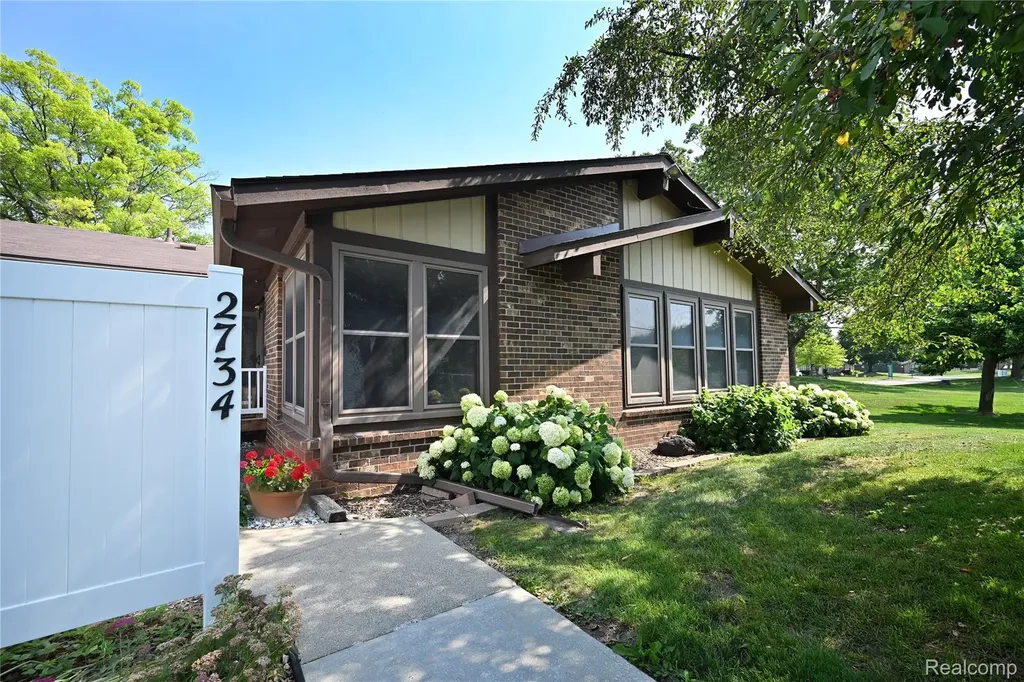 2734 Roundtree Drive Troy City MI 48083