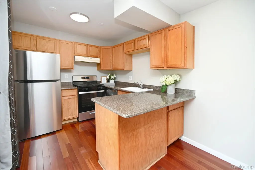 2734 Roundtree Drive Troy City MI 48083