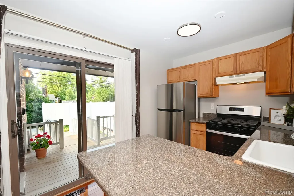2734 Roundtree Drive Troy City MI 48083
