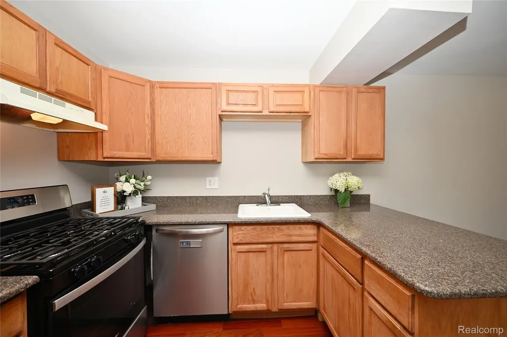 2734 Roundtree Drive Troy City MI 48083