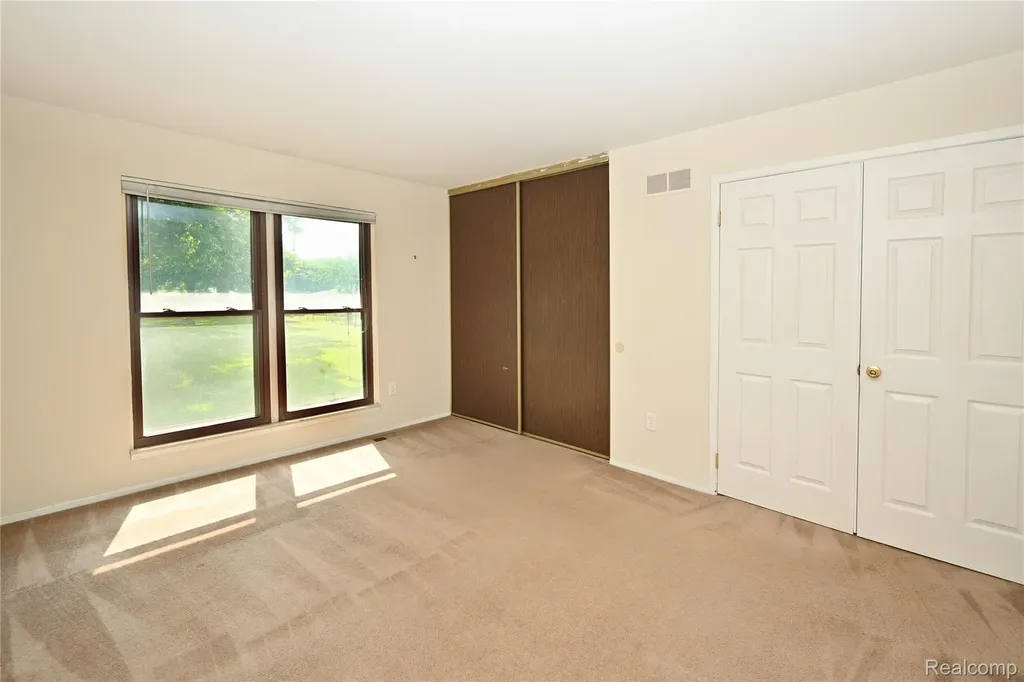2734 Roundtree Drive Troy City MI 48083
