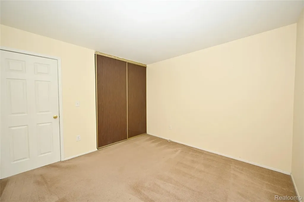 2734 Roundtree Drive Troy City MI 48083