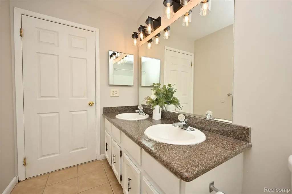 2734 Roundtree Drive Troy City MI 48083