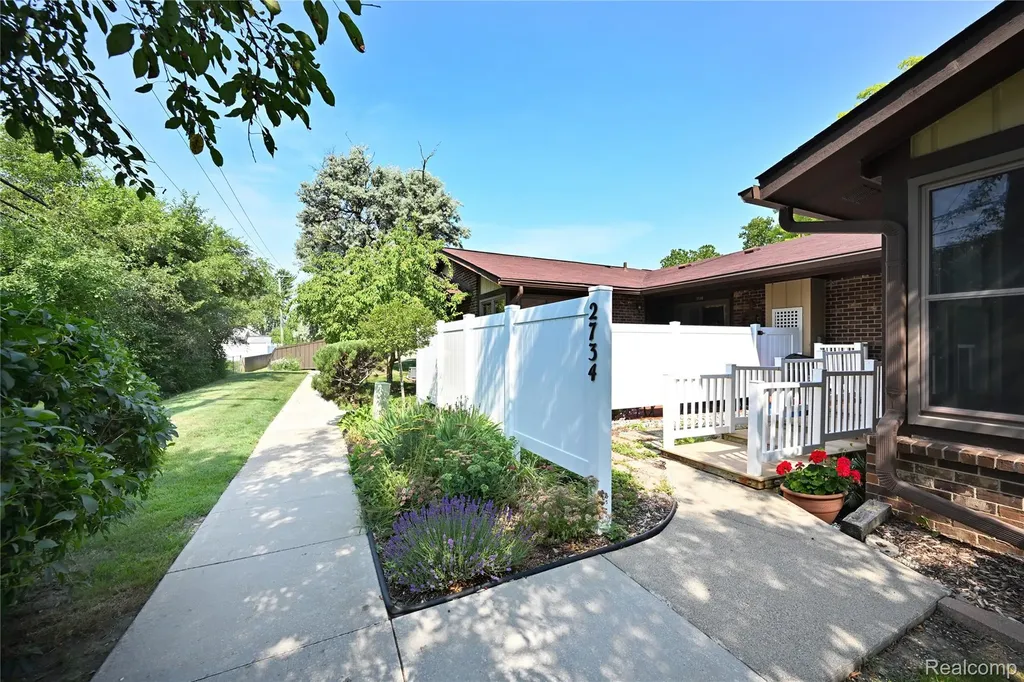 2734 Roundtree Drive Troy City MI 48083