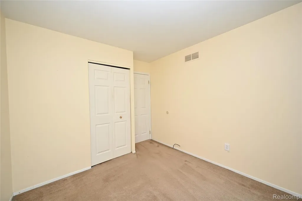 2734 Roundtree Drive Troy City MI 48083