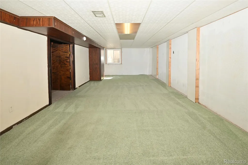 2734 Roundtree Drive Troy City MI 48083