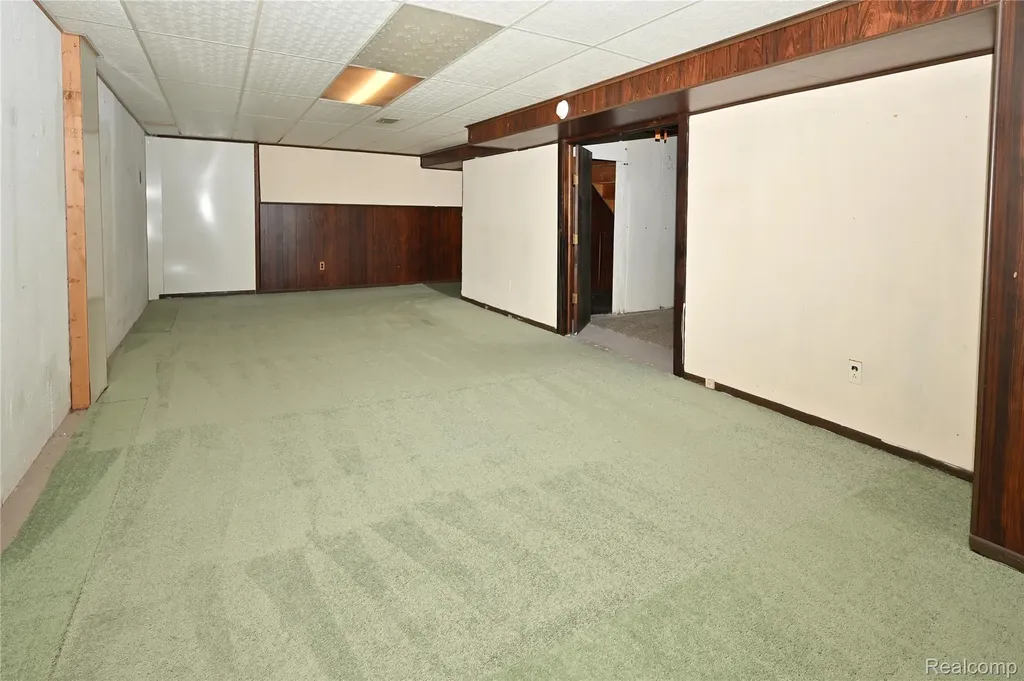 2734 Roundtree Drive Troy City MI 48083