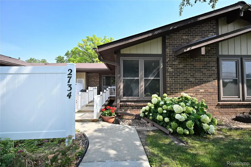 2734 Roundtree Drive Troy City MI 48083
