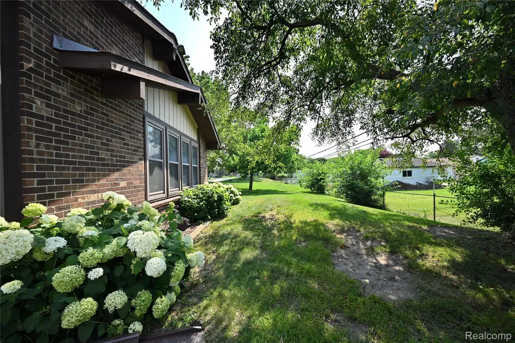 2734 Roundtree Drive Troy City MI 48083