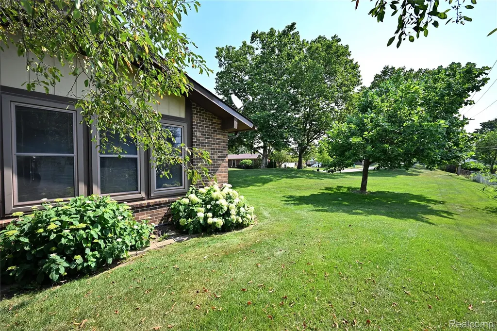 2734 Roundtree Drive Troy City MI 48083