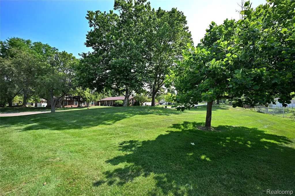 2734 Roundtree Drive Troy City MI 48083