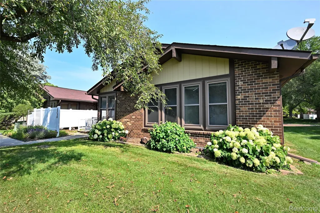 2734 Roundtree Drive Troy City MI 48083