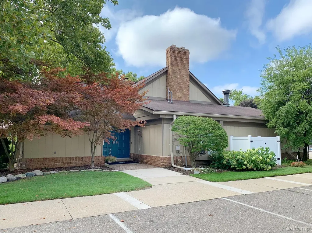 2734 Roundtree Drive Troy City MI 48083
