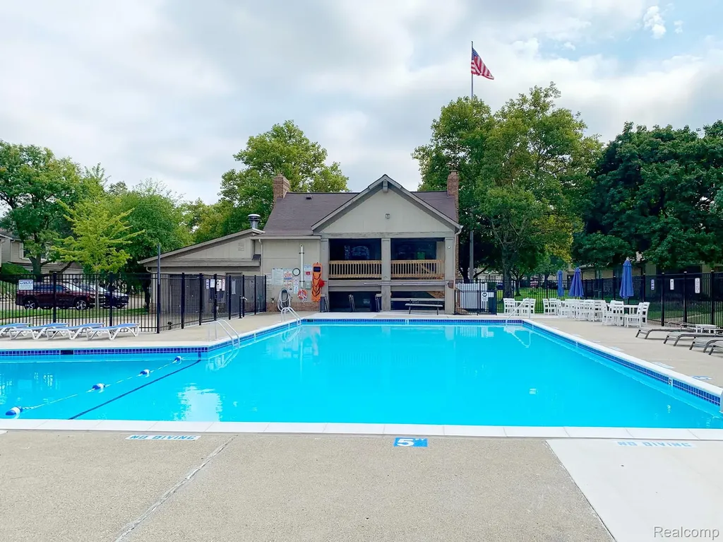 2734 Roundtree Drive Troy City MI 48083