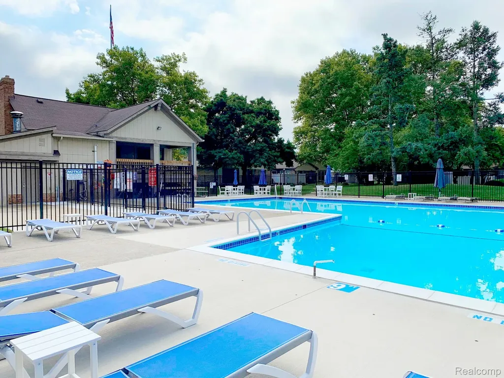 2734 Roundtree Drive Troy City MI 48083