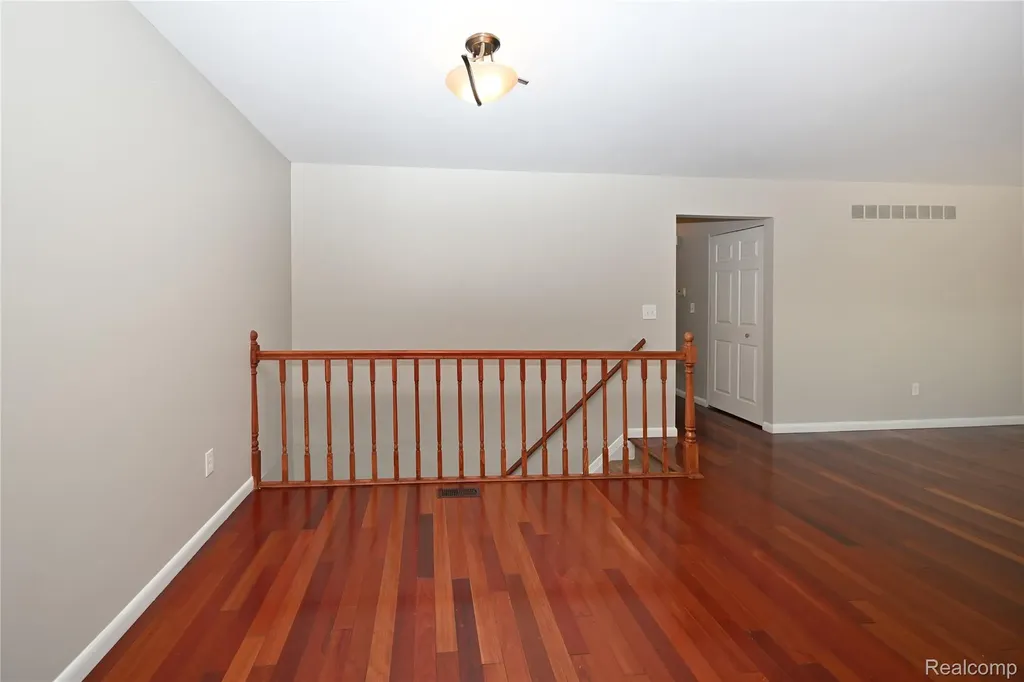 2734 Roundtree Drive Troy City MI 48083