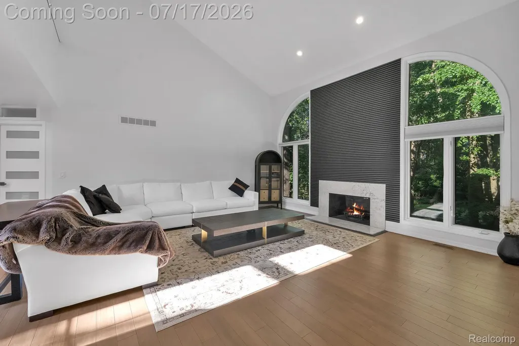 6081 Beachwood Drive West Bloomfield Charter Township MI 48324