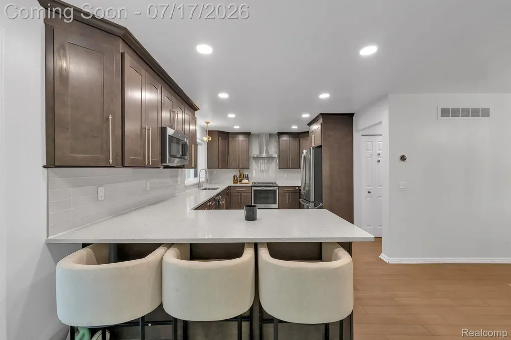 6081 Beachwood Drive West Bloomfield Charter Township MI 48324