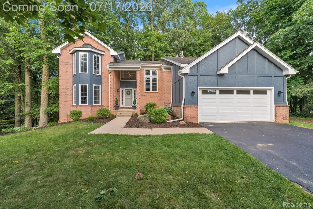 6081 Beachwood Drive West Bloomfield Charter Township MI 48324