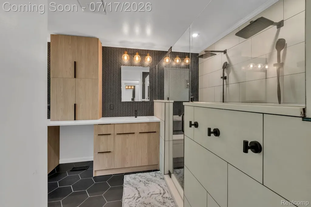 6081 Beachwood Drive West Bloomfield Charter Township MI 48324